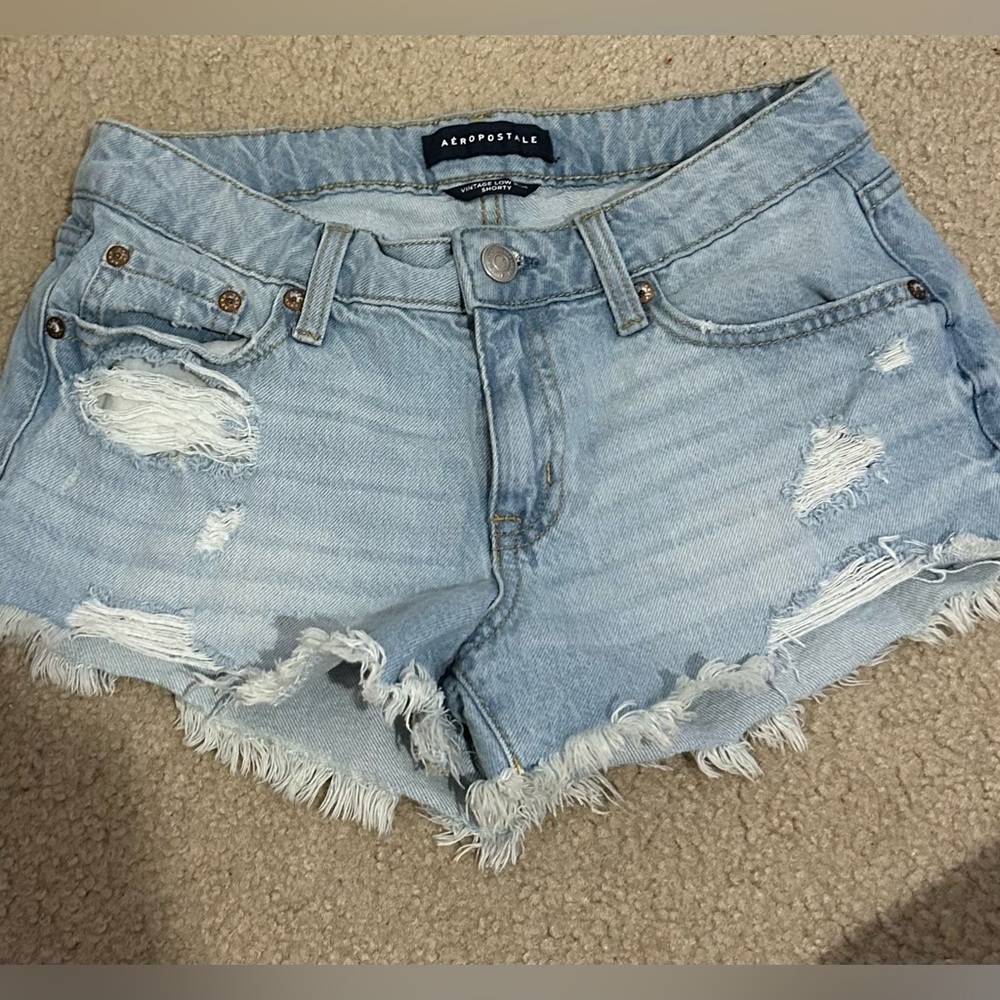 aeropostale low waisted light wash jean shorts